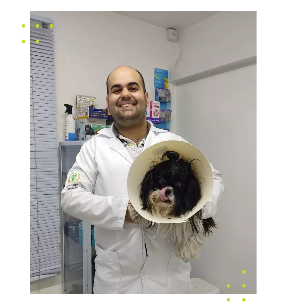 imagem do doutor Henrique de Moura Freitas segurando um dos seus pacientes Pet